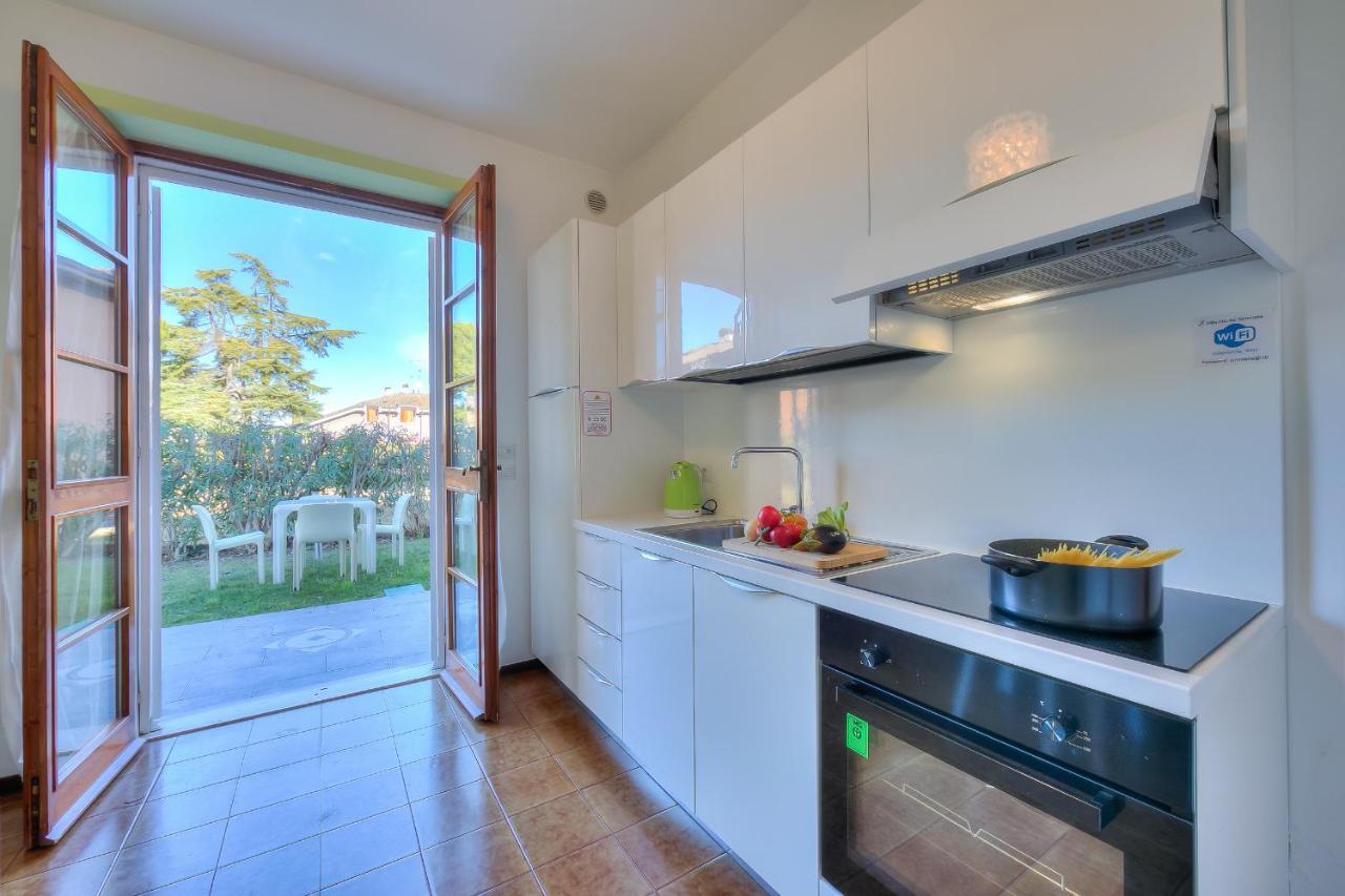 Villa Fiorita Apartments - Happy Rentals Sirmione Buitenkant foto