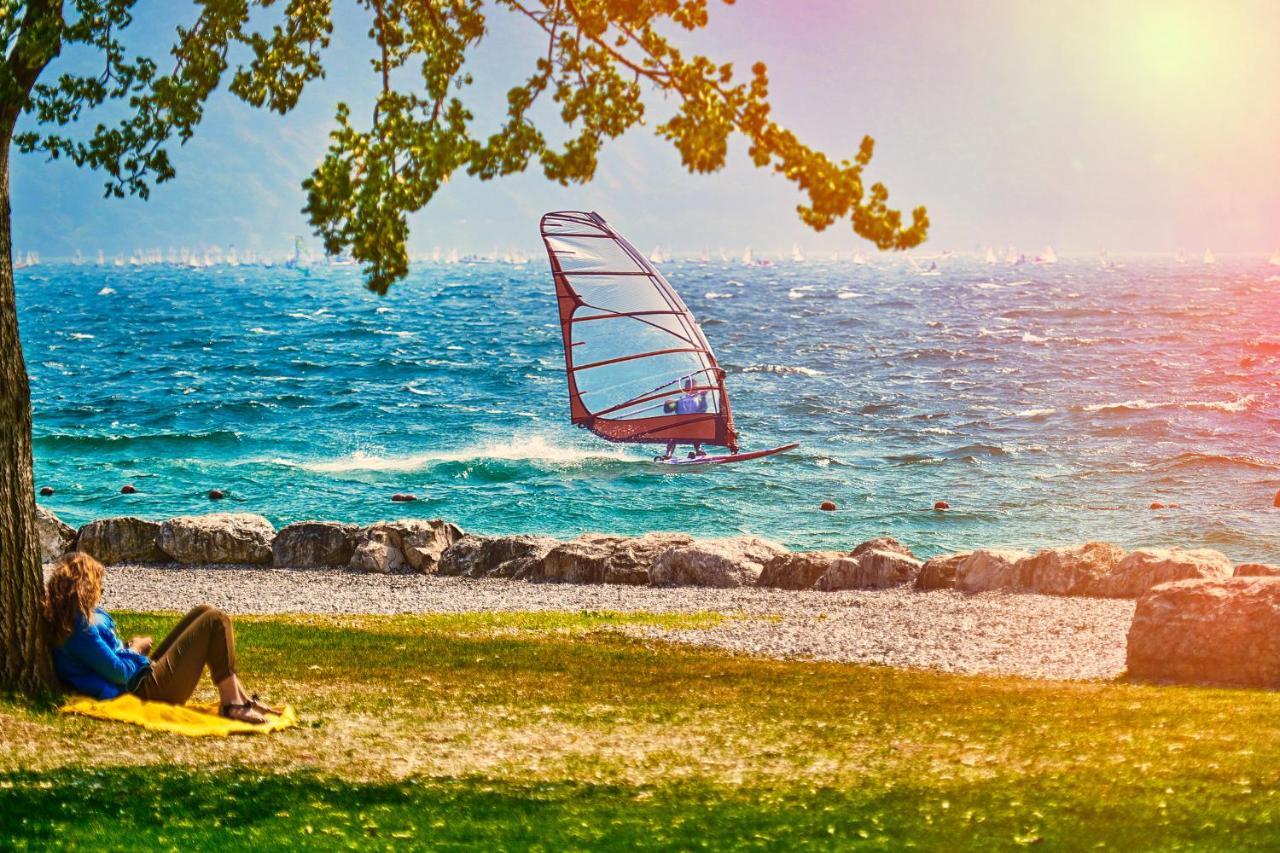 Villa Fiorita Apartments - Happy Rentals Sirmione Buitenkant foto