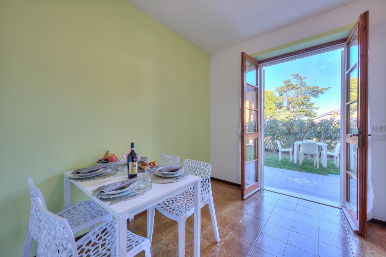 Villa Fiorita Apartments - Happy Rentals Sirmione Buitenkant foto