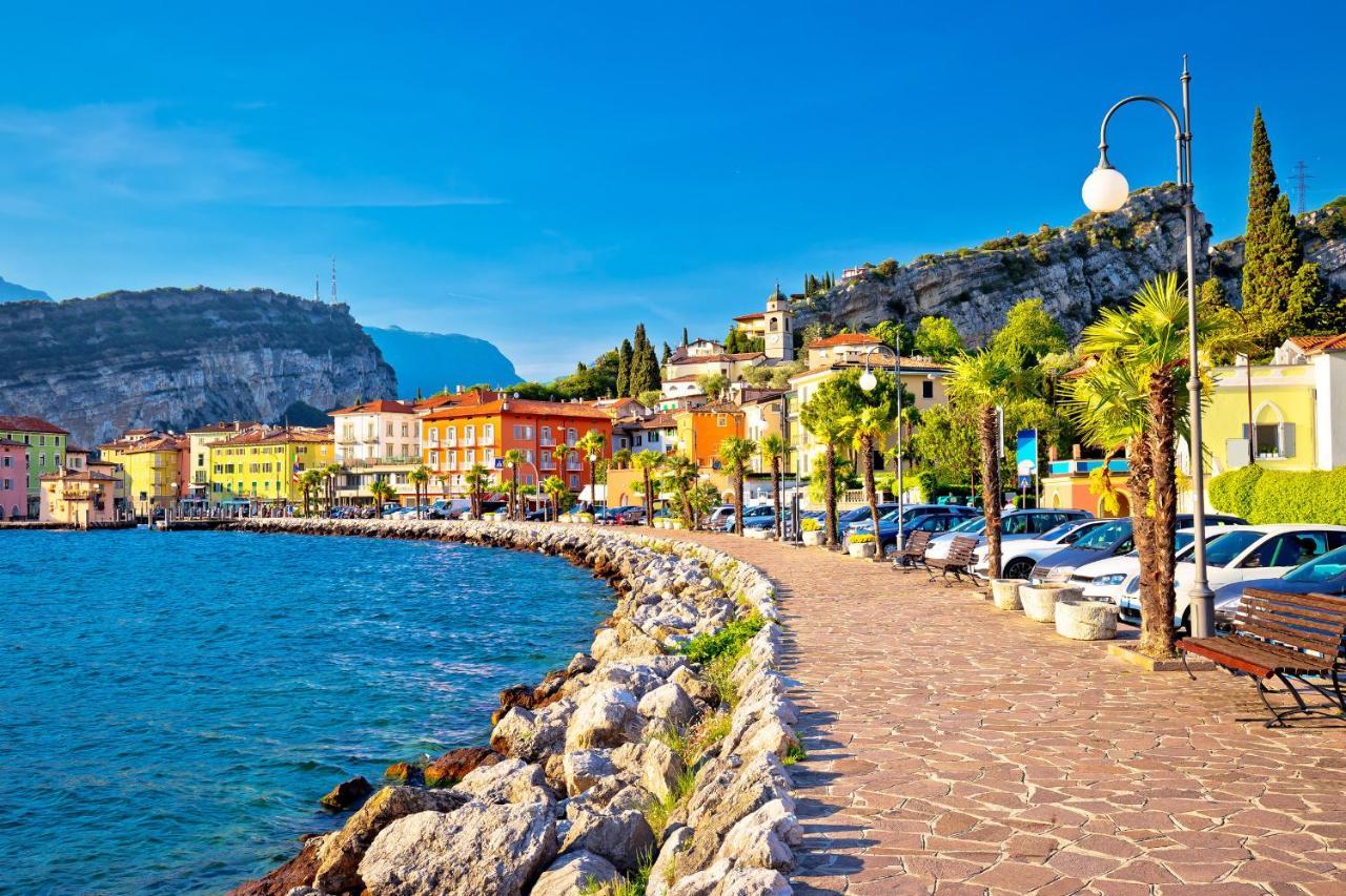 Villa Fiorita Apartments - Happy Rentals Sirmione Buitenkant foto