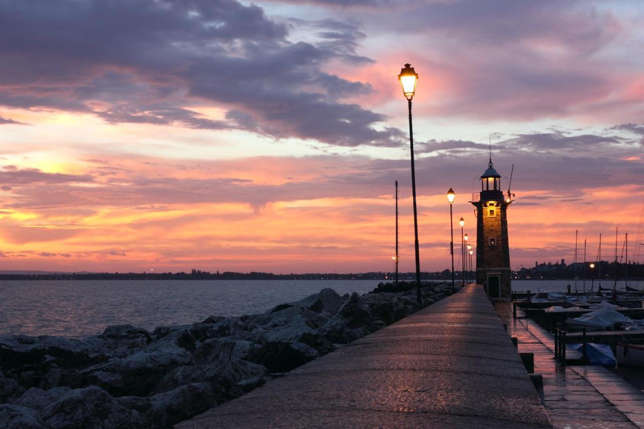 Villa Fiorita Apartments - Happy Rentals Sirmione Buitenkant foto